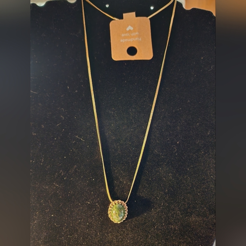 STUNNING Handmade Green Stone Pendant Necklace on Gold-Tone Chain